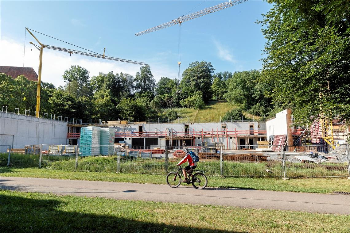 Die neue Sporthalle wächst Sportlich geht es an der künftigen Sporthalle vorbei. Der Rohbau nimmt schon Konturen an. Fotos: Jörg Fiedler