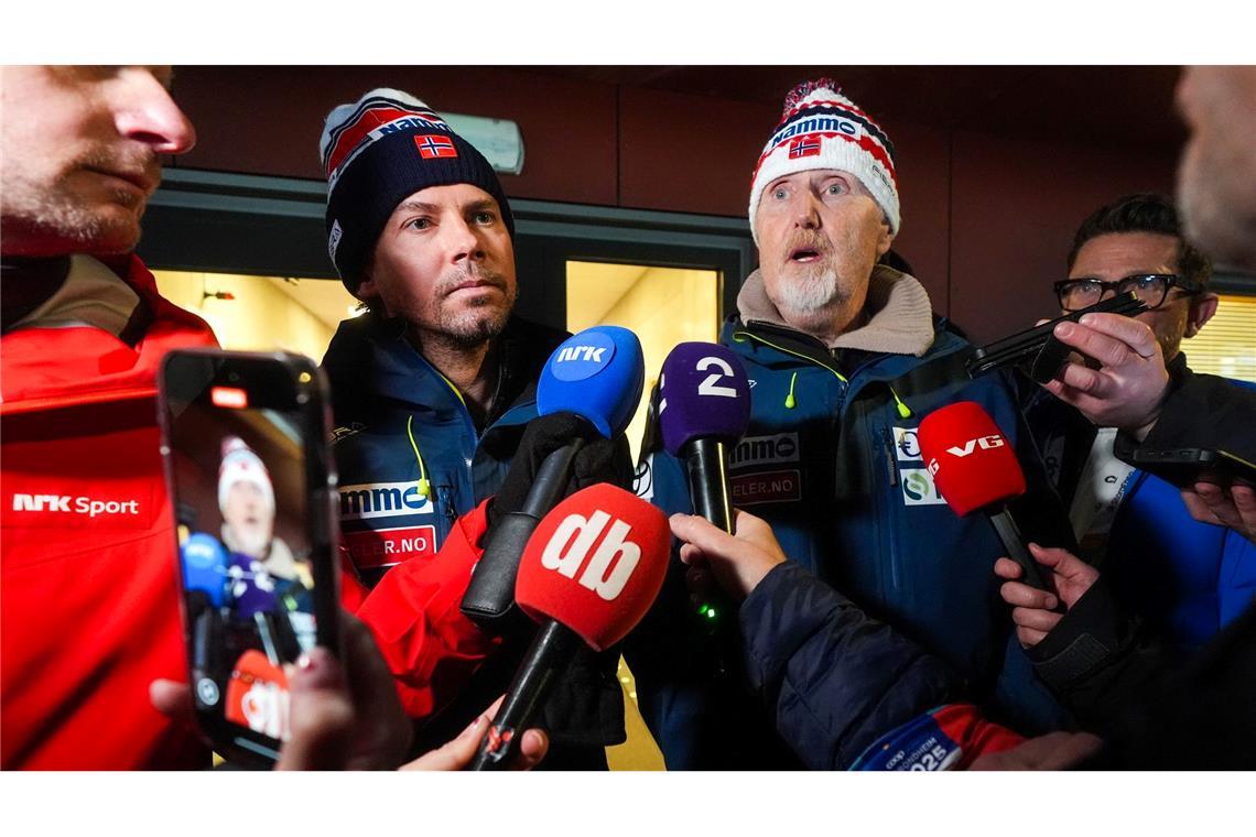 Norwegens Skisprung-Trainer nach Anzug-Betrug suspendiert Sprechen in Trondheim: Trainer Brevig und Sportdirektor Aalbu.