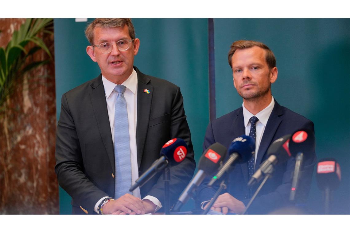 "Hybrider Angriff" mit Drohnen auf dänische Flughäfen Sprechen von einem "hybriden Angriff": Dänemarks Verteidigungsminister Troels Lund Poulsen und Justizminister Peter Hummelgaard.