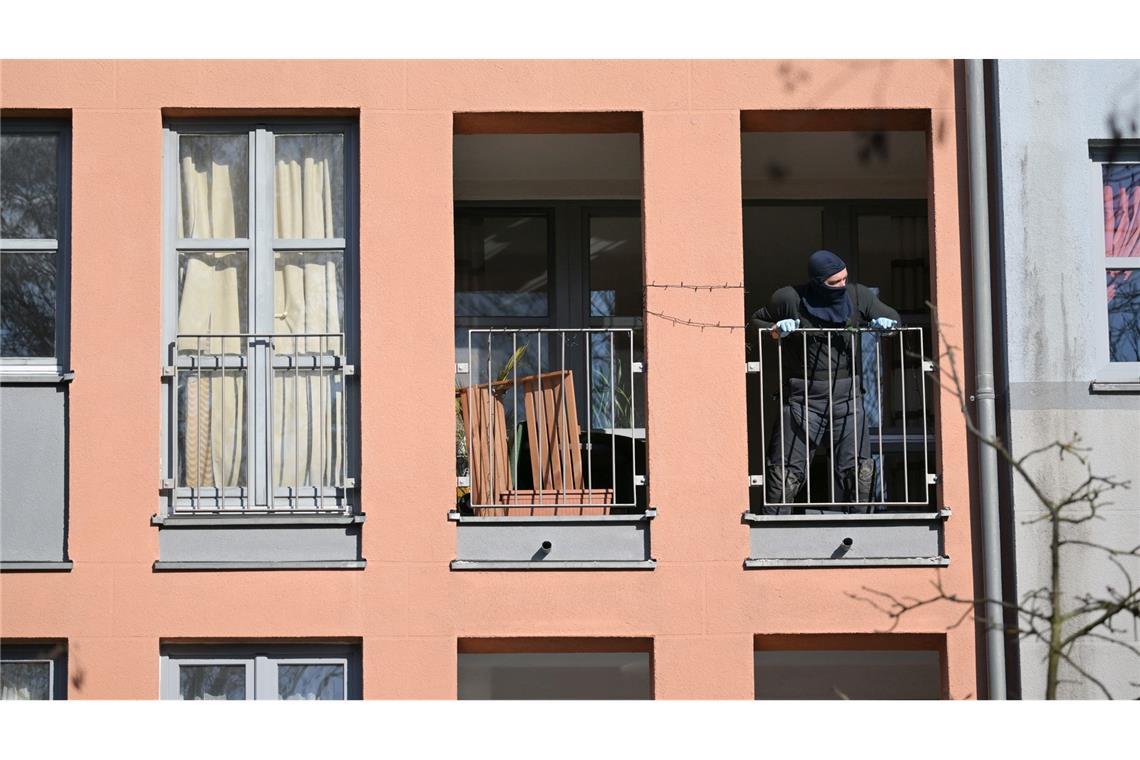 Anschlag vereitelt? Sprengstoffverdacht und Durchsuchungen Sprengstoffverdacht im Zusammenhang mit den Ermittlungen wegen eines mutmaßlichen Anschlagsplans: Die Polizei findet einen verdächtigen Gegenstand in einer Wohnung in Potsdam.