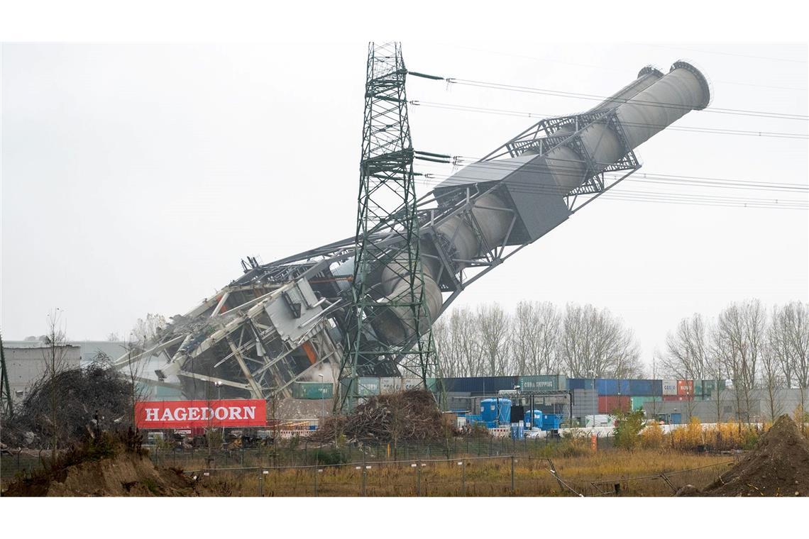 Bilder des Tages Sprengung Doppel-Schornstein Kohlekraftwerk Moorburg