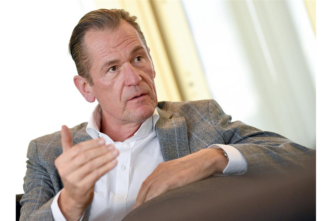 Springer-Chef Mathias Döpfner macht sich über die „Frankfurter Allgemeine Zeitung“ lustig, weil diese einen Gastbeitrag des Thüringer Ministerpräsidenten Mario Voigt von ihrer Webseite nahm, nachdem herauskam, dass der Text von Algorithmen geschrieben wurde.