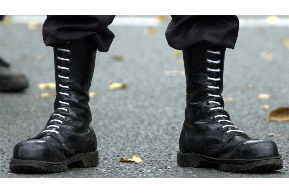 Ob extrem links oder rechts: Das Gehirn tickt ähnlich Springerstiefel eines Teilnehmers einer Demonstration der rechten Szene (Archivbild).