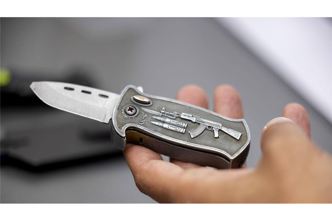 Springmesser können straffrei abgegeben werden Springmesser sind seit einer Änderung des Waffenrechts verboten. (Symbolbild)