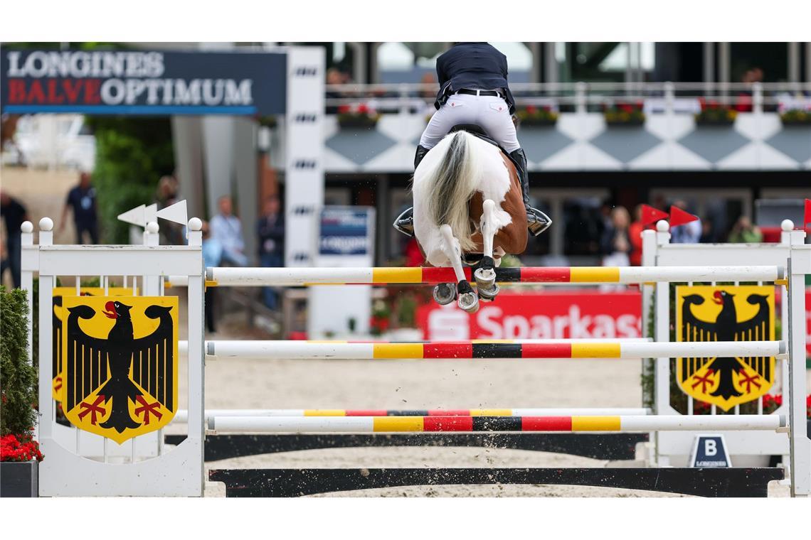 Bilder des Tages Springreiter Gerrit Nieberg reitet auf Ping Pong van de Lentamel bei der Deutschen Meisterschaft der Springreiter.