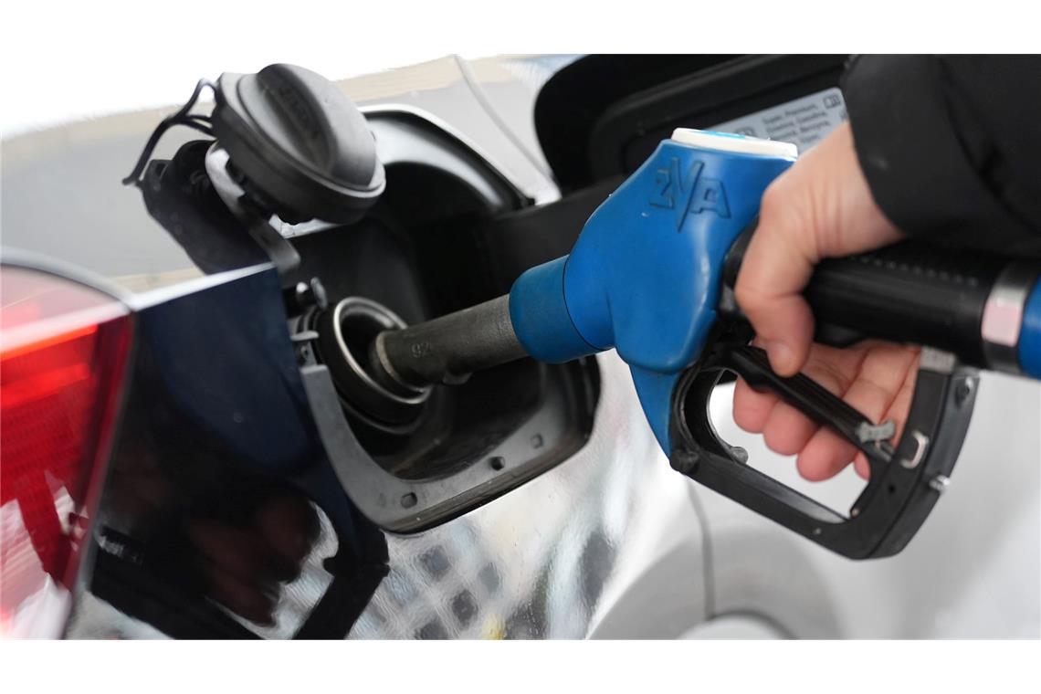 Sprit, Strom und Gas waren nach Berechnungen des Bundesamtes im Dezember günstiger als ein Jahr zuvor. (Symbolbild)