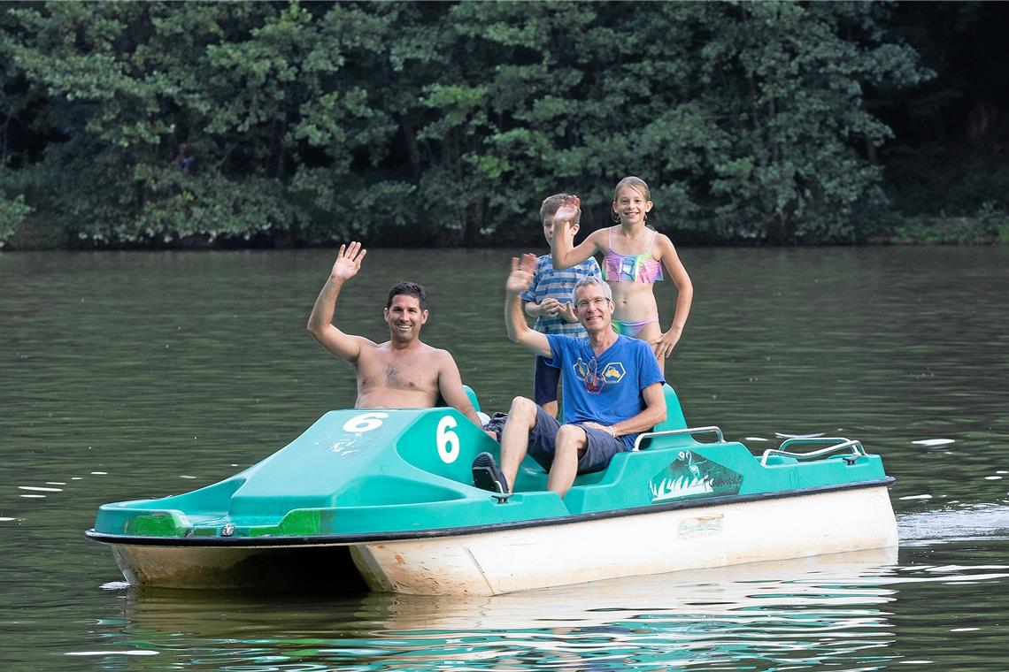 Spritztour zu Wasser: Vater und Sohn – Gerald Friesen (rechts) mit Sebastian inklusive Freunde – Giancarlo Scarsi Fletcher (links) mit Sophie.