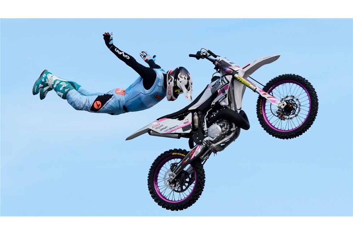 Sprünge und Action: Motocross-Show begeistert Besucher der EICMA in Rho bei Mailand