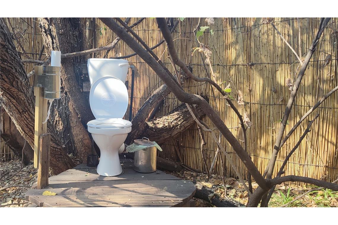 Spültoiletten für Touristen gibt es heute sogar im afrikanischen Busch - manche sogar unter freiem Himmel. (Archivbild)