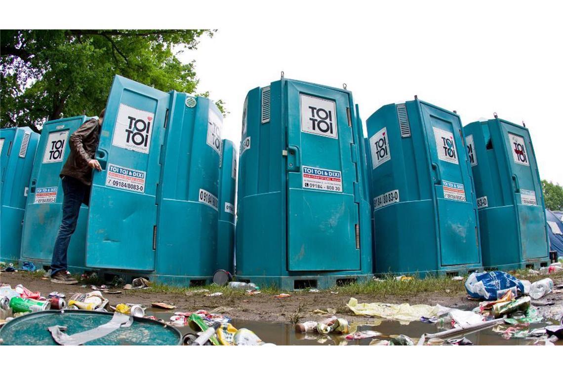 Ein stilles Örtchen zu haben ist ein Menschenrecht Spülung: Man(n) meidet Toiletten, die nicht richtig spülen. Wenn diverse Körperausscheidungen in der Toilettenschale aufsteigen, ist tatsächlich eine ästhetisch-olfaktorische Grenze erreicht. In solchen Fällen (siehe Foto) ist es auch notorischen Hockern erlaubt zu stehen.