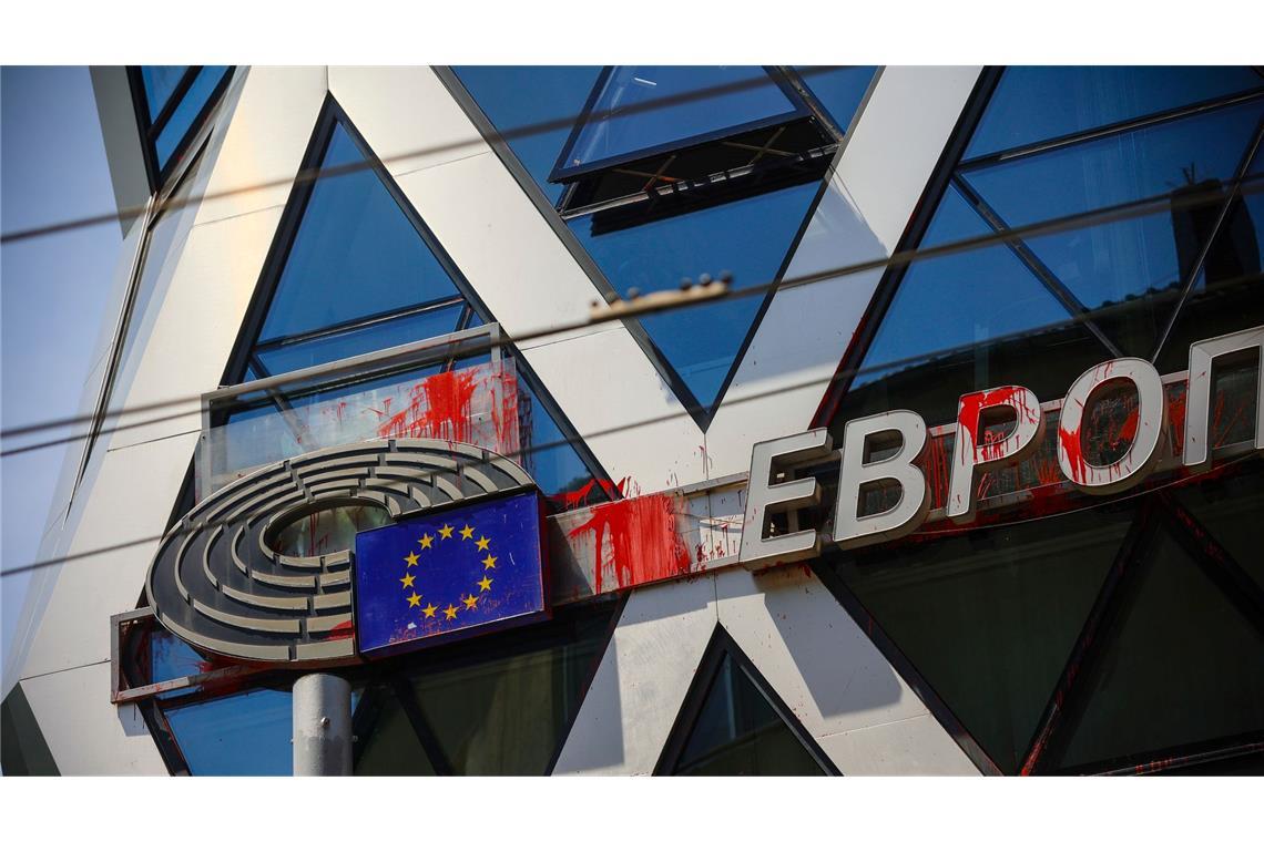 Euro und Cent voraussichtlich bald auch in Bulgarien Spuren roter Farbbeutel am Gebäude von EU-Parlament und EU-Kommission in Sofia - Urheber waren prorussische Demonstranten.