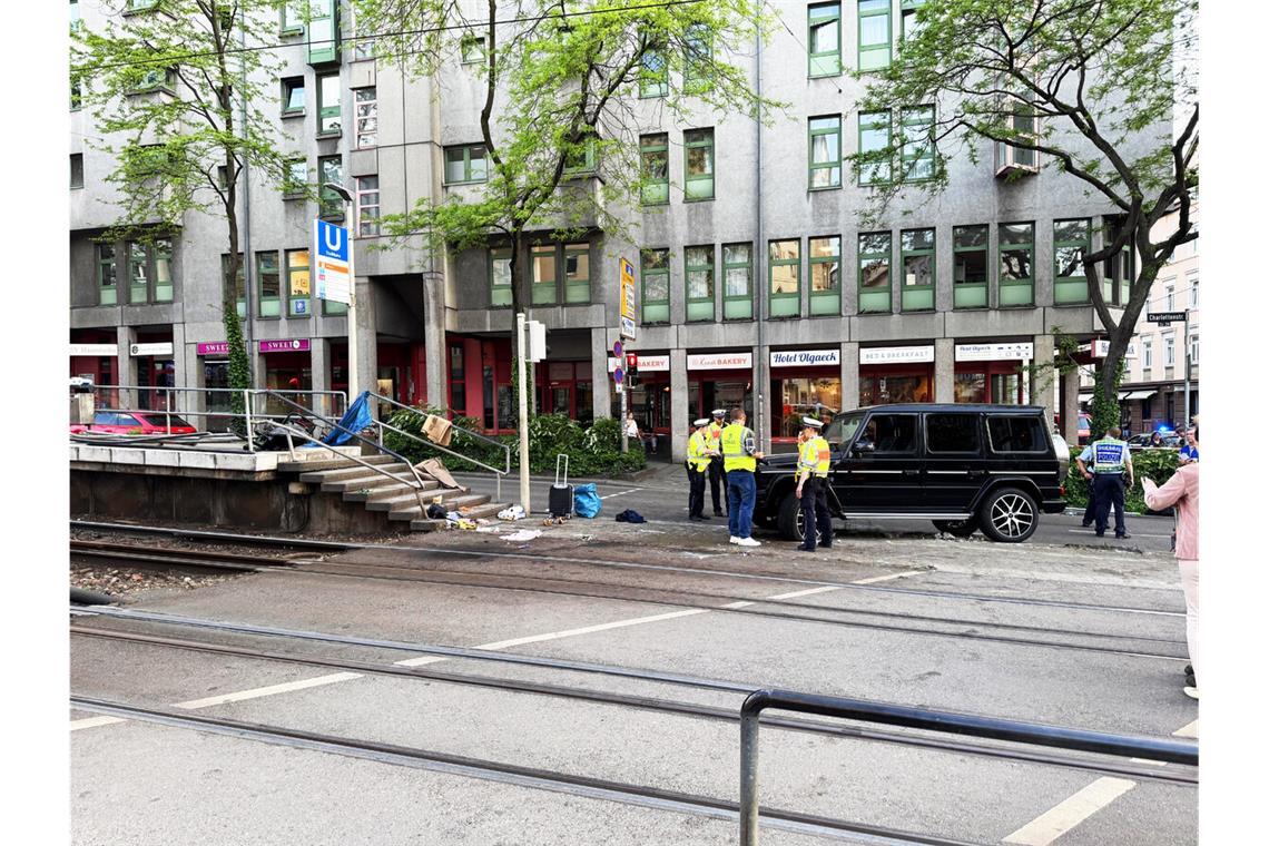 Spurensicherung am 2. Mai 2025 an der Unfallstelle am Olgaeck, nachdem die Rettungskräfte abgerückt sind. Die Ermittlungsergebnisse sind wesentlicher Bestandteil des Prozesses wegen fahrlässiger Tötung im Amtsgericht.
