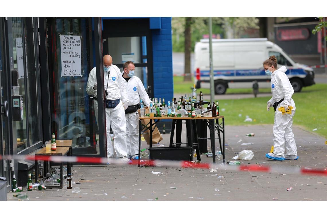 Spurensicherung am Tatort vor einer Bar. (Archivbild)