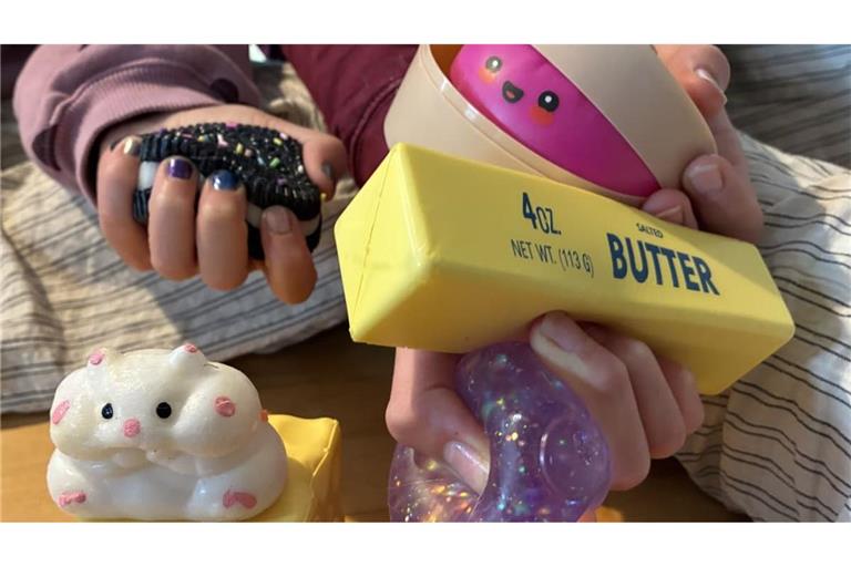 Squishys, also Quetsch-Spielzeug, ist bei vielen Kindern und Jugendlichen sehr beliebt. Nicht alle Produkte sind allerdings uneingeschränkt empfehlenswert.