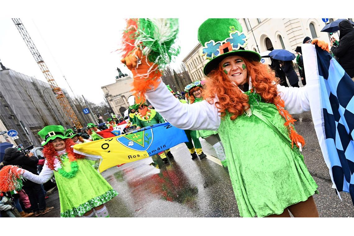Bilder des Tages St. Patrick's Day Parade in München: Teilnehmer der St. Patrick's Day Parade ziehen anlässlich des irischen Nationalfeiertags über die Leopoldstraße.