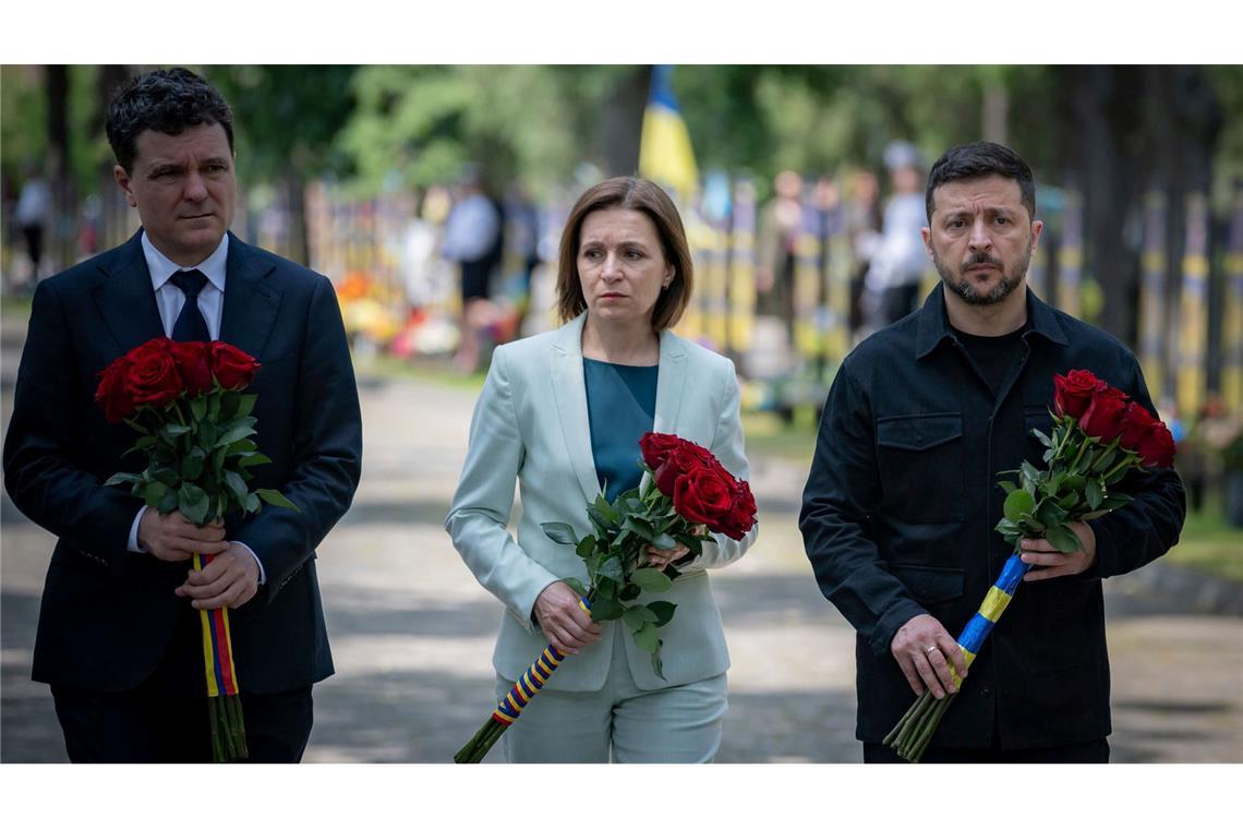 Ukraine-Gipfel in Odessa - schwere Kämpfe an der Front Staats- und Regierungschefs aus Südosteuropa legten in Odessa Blumen für gefallene ukrainische Soldaten nieder.