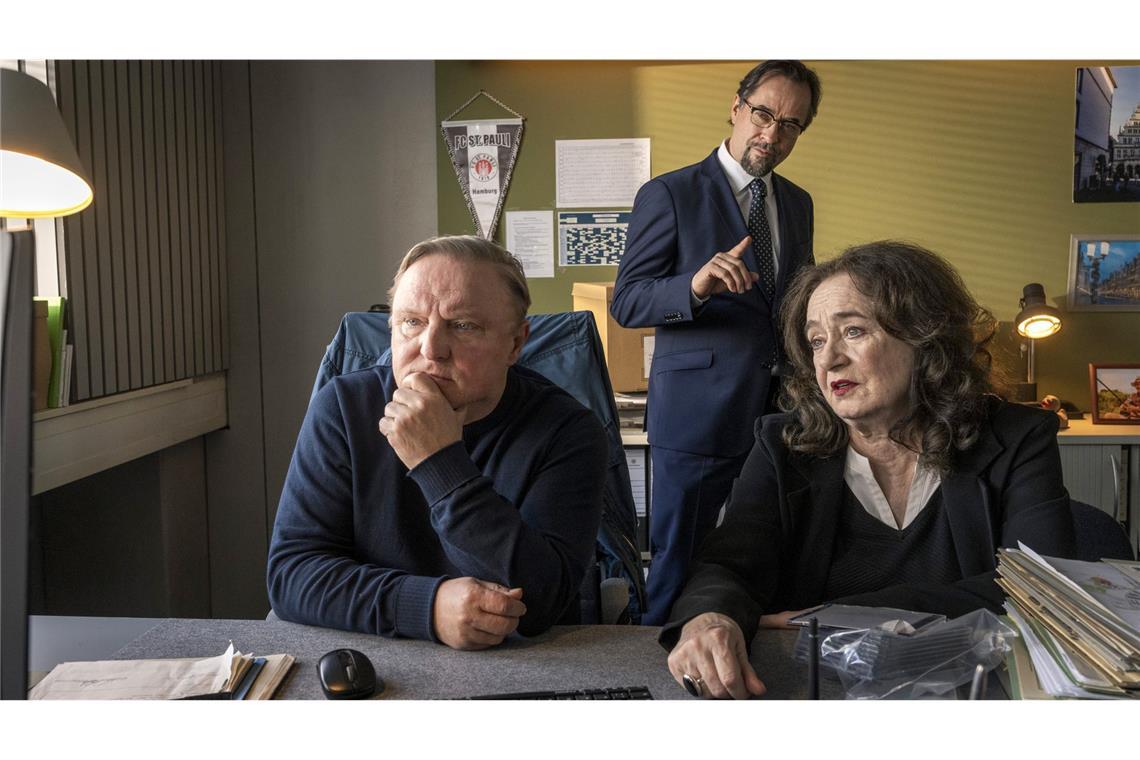 Missglückter Versicherungsbetrug Staatsanwältin Wilhelmine Klemm (Mechthild Großmann, r.) und Hauptkommissar Frank Thiel (Axel Prahl, l.) können ihren Augen kaum trauen: Was Prof. Dr. Boerne (Jan Josef Liefers, M) ihnen mit seinem Inselwissen auf dem Präsidium stolz präsentiert, wirft ein völlig neues Licht auf die Ermittlungen.