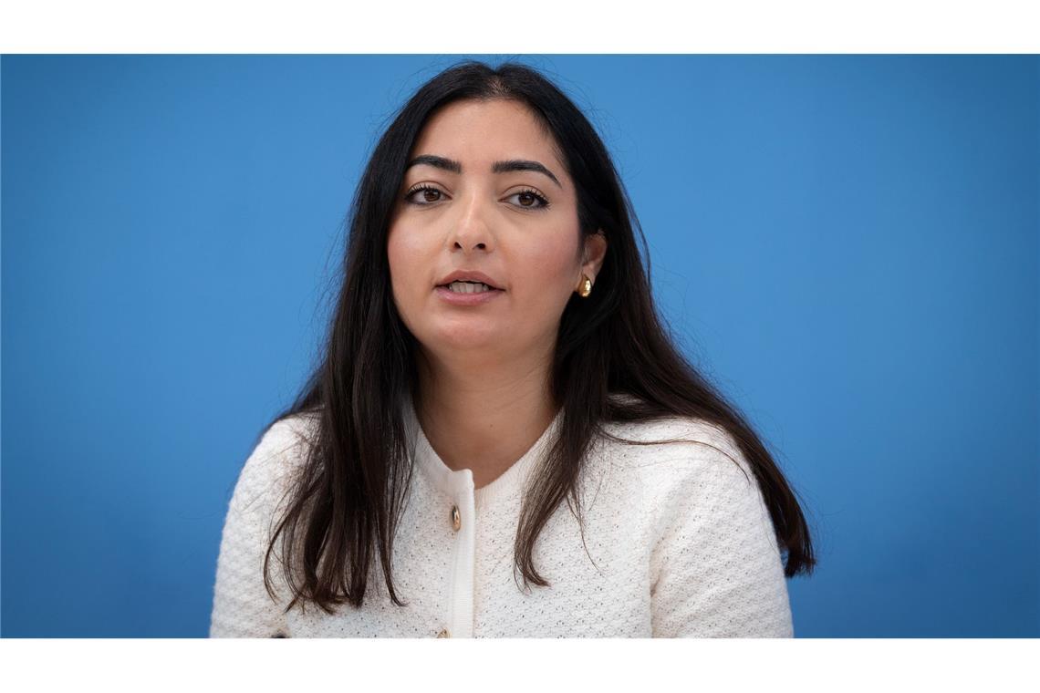 Trend zu mehr Einbürgerungen - Klagen über Rassismus Staatsministerin Reem Alabali-Radovan (SPD) findet die aktuelle Debatte um Rückführungen nach Syrien unmöglich.
