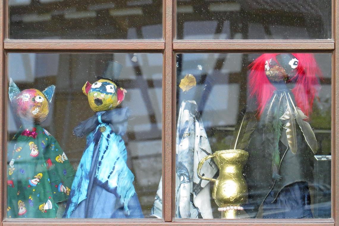 Stabpuppentruppe: Die fröhlichen Gesellen finden sich im Erdgeschossfenster der Stiftung wie auch die Fotos, die per Bildschirmpräsentation gezeigt werden. Foto: C.Schick
