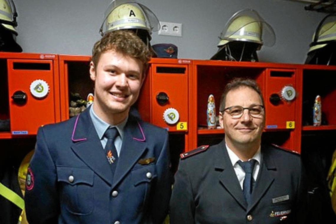 Stabwechsel: Werner Joos (rechts) hat sein Amt als stellvertretender Kommandant an Lenny Stürtz übergeben. Foto: privat