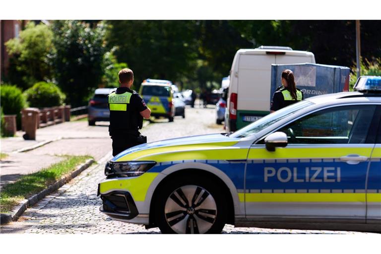 Stade: Einsatzkräfte der Polizei stehen auf einer Straße vor einer Jugendeinrichtung.