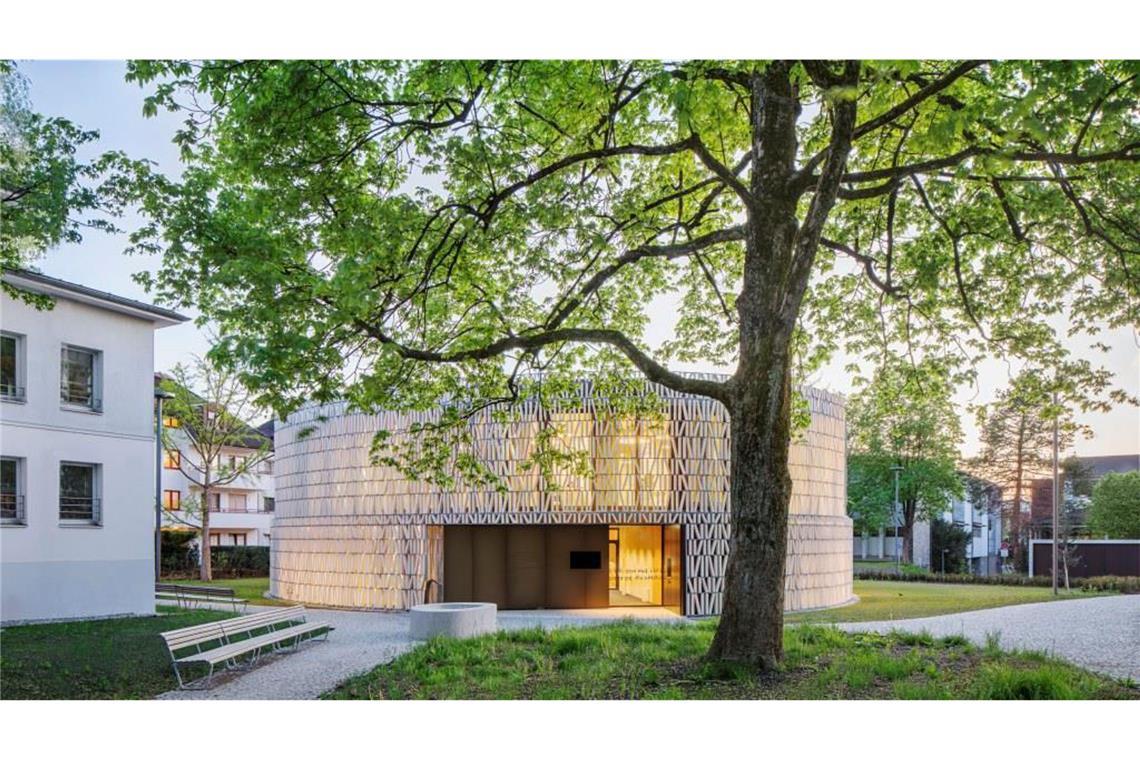 Wo coole Holzhäuser überall stehen Stadtbibliothek in Dornbirn. Auffällig: Der Pavillon mit einer Fassade aus 8000 stilisierten Keramikbüchern. Für die Architektur zeichneten Dietrich / Untertrifaller sowie Christian Schmölz verantwortlich.