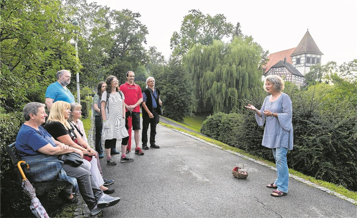 Entführung in die Weite des Augenblicks Stadtgarten mit Walterichskirche: Die richtige Umgebung für einen Märchenspaziergang mit Erzählerin Petra Weller (rechts). Foto: J. Fiedler