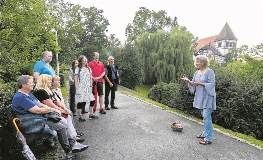 Stadtgarten mit Walterichskirche: Die richtige Umgebung für einen Märchenspaziergang mit Erzählerin Petra Weller (rechts). Foto: J. Fiedler