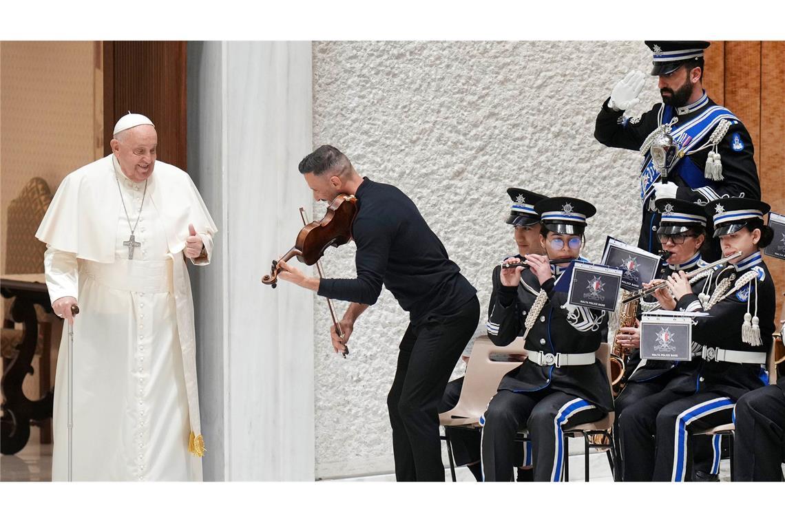 Bilder des Tages Ständchen für den Papst