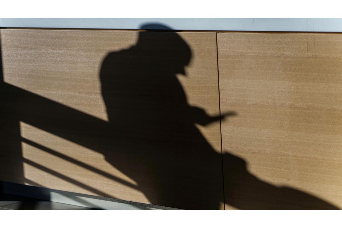 Ständig wandern der Blick und die Hand zum Smartphone: Gerade jüngeren Menschen geht es einer Umfrage der IU Internationalen Hochschule in Erfurt zufolge häufig so. (Symbolbild)