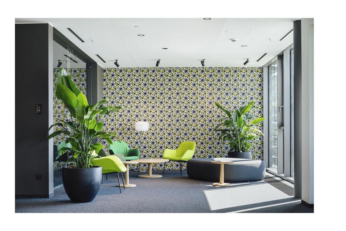 Stuttgarter Architekten räumen beim Preis für die besten Bürobauten ab Stärkt die Identifikation mit dem Produkt: Eine Tapete aus Speichenrädern ziert die Wand der Café-Lounge in Rosenfeld in Baden-Württemberg.