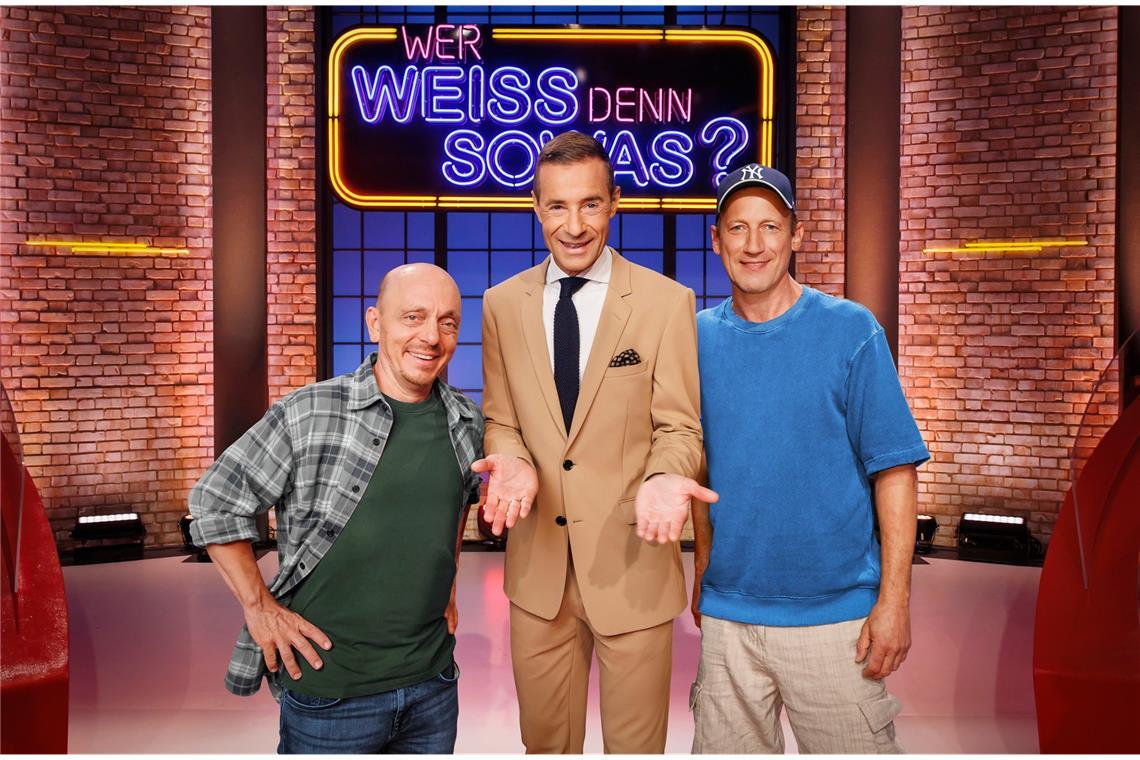 Staffelstart mit neuem Teamkapitän am 13. Oktober 2025 im Ersten. V.l.n.r.: Bernhard Hoëcker, Moderator Kai Pflaume und der neue Rateteamkapitän Wotan Wilke Möring.