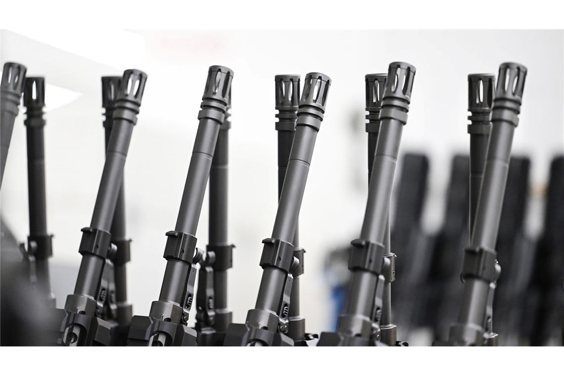 Stahl an Stahl: Die Läufe von Sturmgewehren in der Produktion von Heckler & Koch.