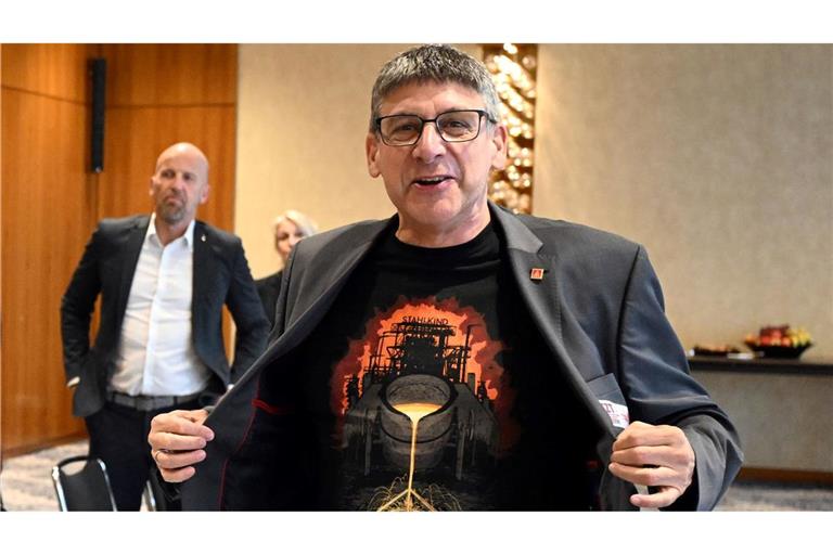 "Stahlkind" ist auf einem IG Metall-T-Shirt zu lesen, das der Verhandlungsführer der Gewerkschaft, Knut Giesler, zum Auftakt der Tarifverhandlungen trägt.