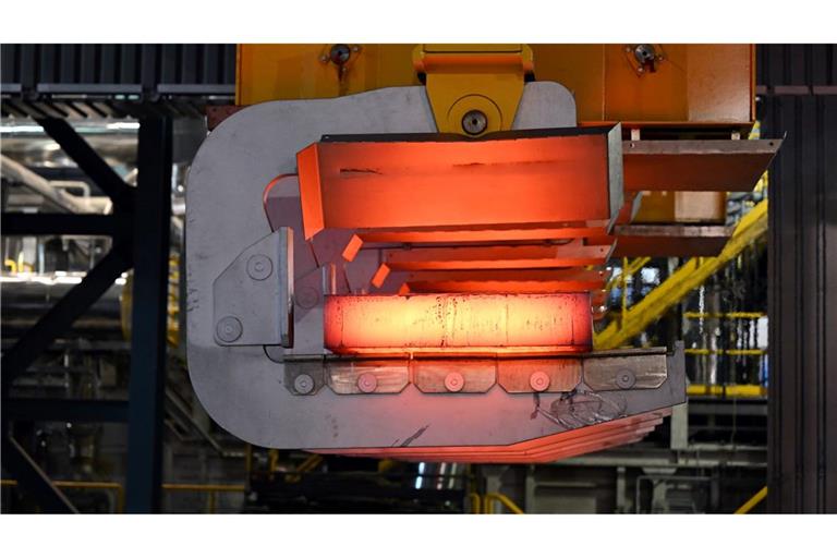 Stahlproduktion bei Thyssenkrupp-Steel: Hier wird flüssiger Stahl in große feste Blöcke, sogenannte Brammen, gewandelt.