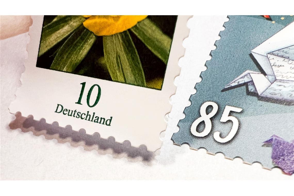 Post klagt gegen Briefporto-Entscheidung der Netzagentur Standardbriefe und Postkarten innerhalb Deutschlands kosten ab Januar 95 Cent und damit 10 Cent mehr als bislang.