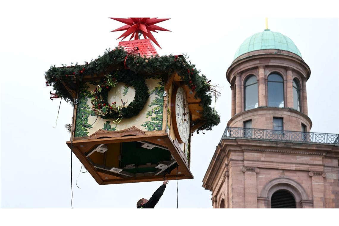 Standaufbau am Paulsplatz: Frankfurter Weihnachtsmarkt öffnet am 25. November
