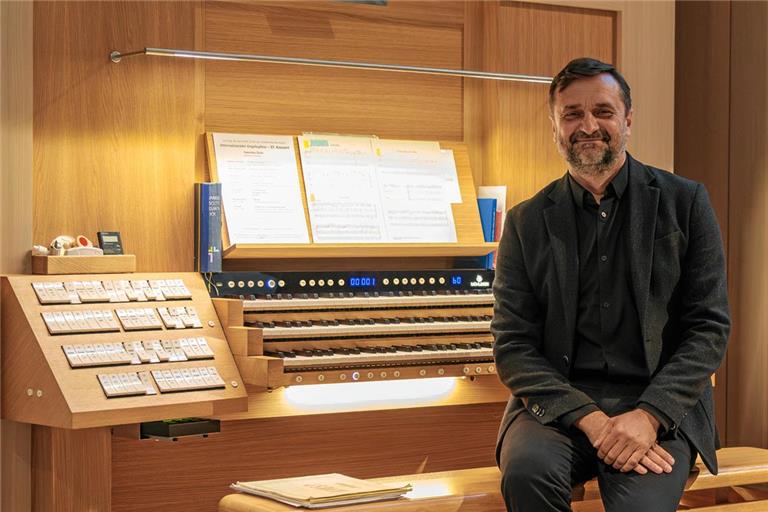 Stanislav Šurin kann nicht nur aus einem bemerkenswerten Repertoire auswählen, sondern hat auch eigene Kompositionen vorgestellt. Foto: Stefan Bossow