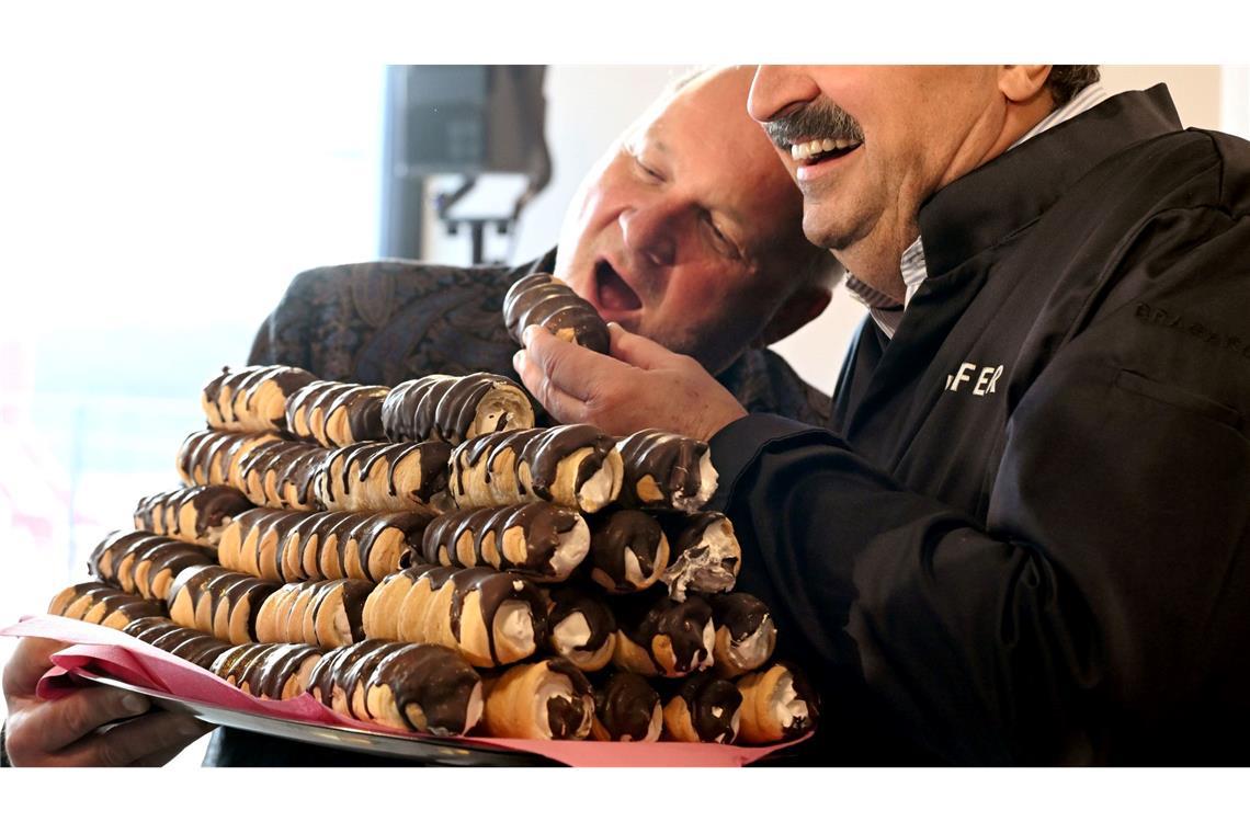 Star-Koch Johann Lafer präsentierte eine neue Schaumrollen-Kreation.