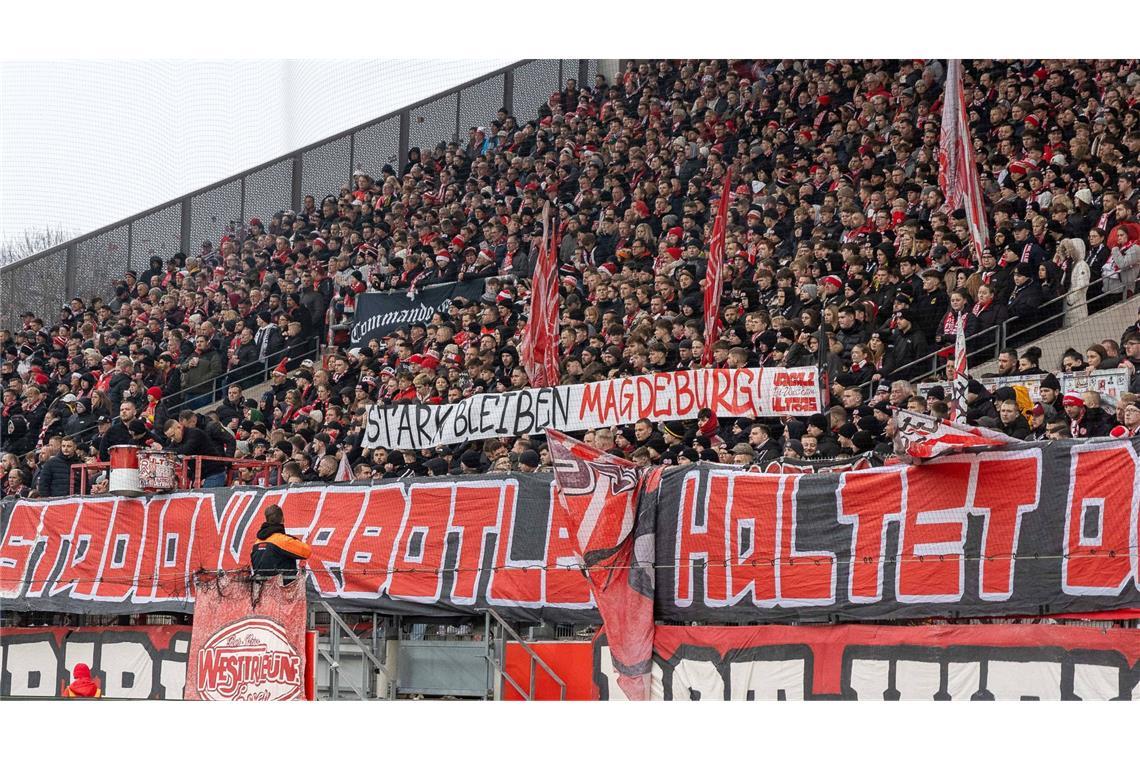 Rassistischer Zwischenruf bei Schweigeminute „Stark bleiben Magdeburg“, stand auf einem Spruchband der Essener Fans.
