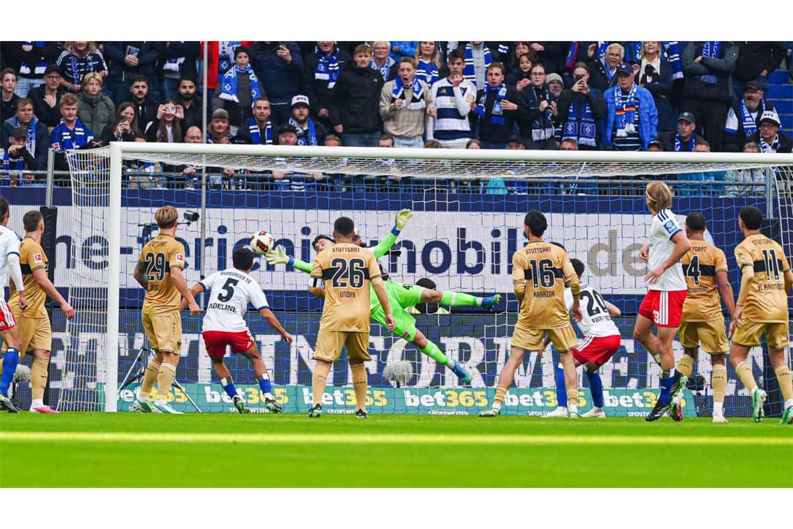 Stark pariert: VfB-Keeper Dennis Seimen macht den Abschluss von Hamburgs Fábio Vieira zunichte.