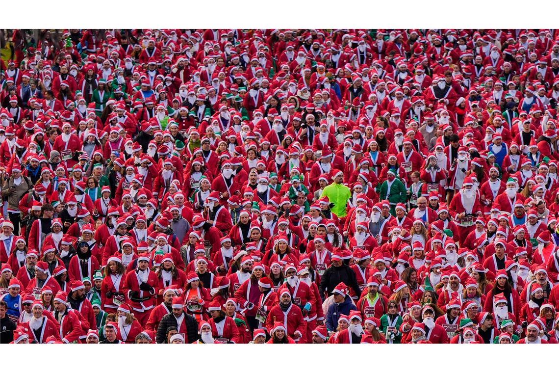 Starke Konkurrenz herrscht beim Weihnachtsmannrennen in Madrid.