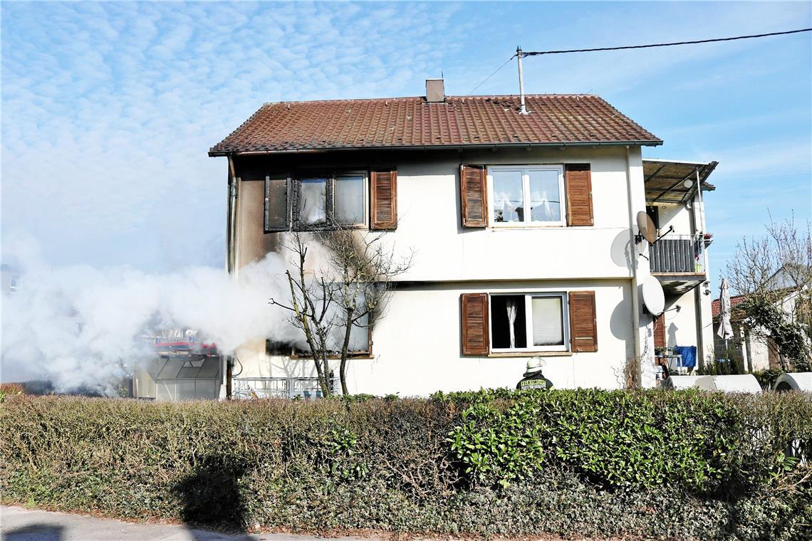 Wohnung nach Brand nicht bewohnbar Starke Rauchentwicklung nach Brand im Erdgeschoss in Rudersberg.Foto: 7aktuell/Lermer