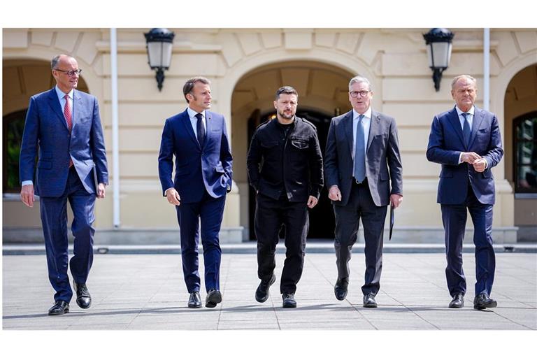 Starker Auftritt in Kiew: Bundeskanzler Friedrich Merz (von li. nach re.), Frankreichs Präsident Emmanuel Macron, Wolodymyr Selenskyj, Präsident der Ukraine, Keir Starmer, Premierminister von Großbritannien, und Donald Tusk, Ministerpräsident von Polen, wollen den Druck auf Russland erhöhen. 
Foto: dpa/dpa