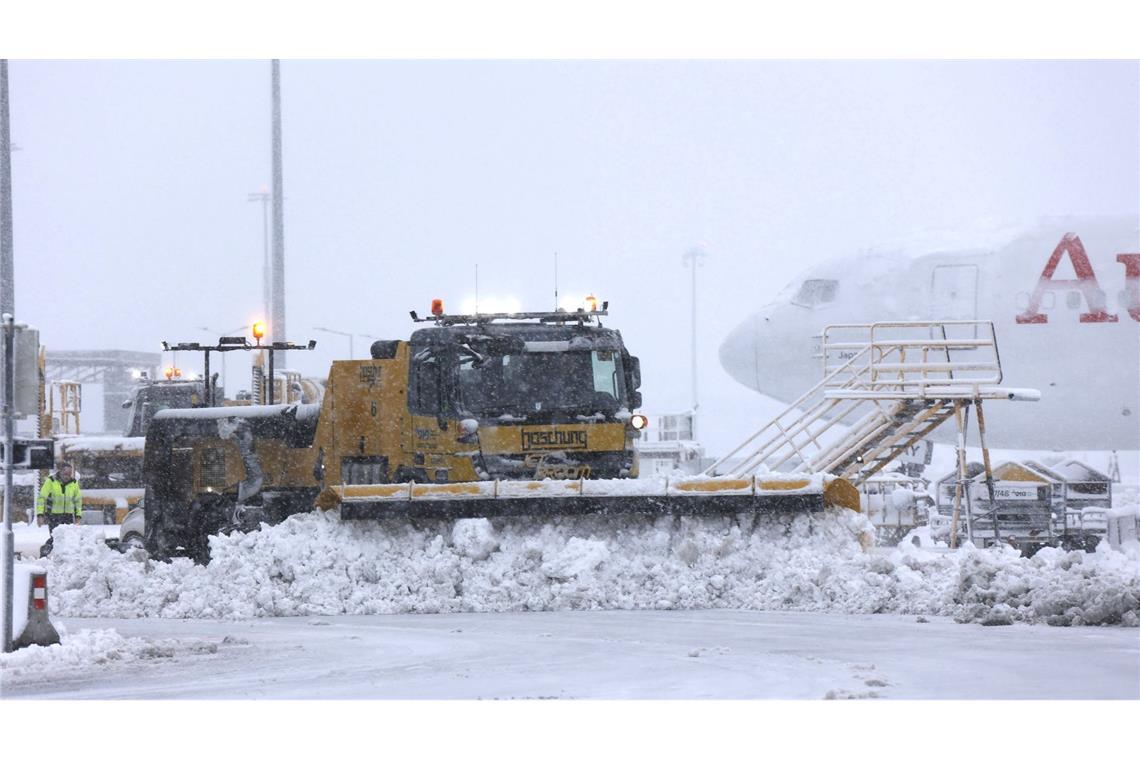 Starker Schneefall bremst den Verkehr am Flughafen Wien aus.