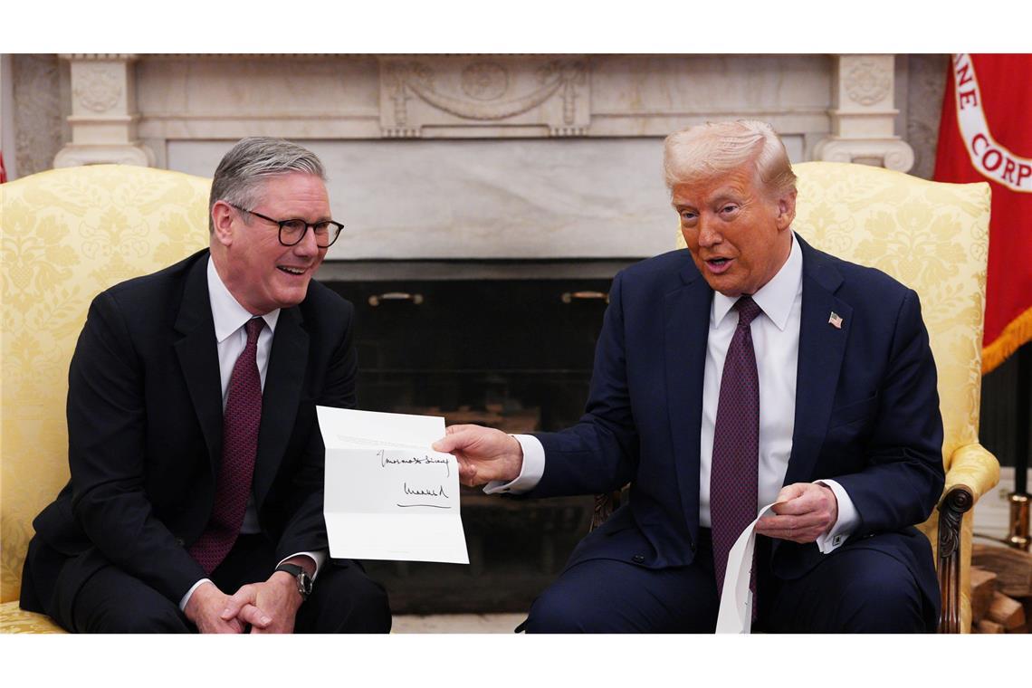 Trump: Hoffnungen auf Friedensdeal - Putin werde Wort halten Starmer übergab Trump eine Einladung von König Charles III. nach Großbritannien.
