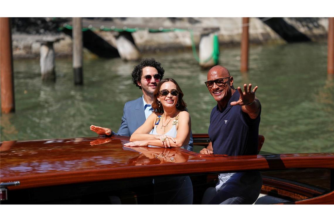 Bilder des Tages Stars in Venedig: Regisseur Benny Safdie (l-r), Emily Blunt und Dwayne Johnson kommen mit dem Boot zu den Internationalen Filmfestspielen.