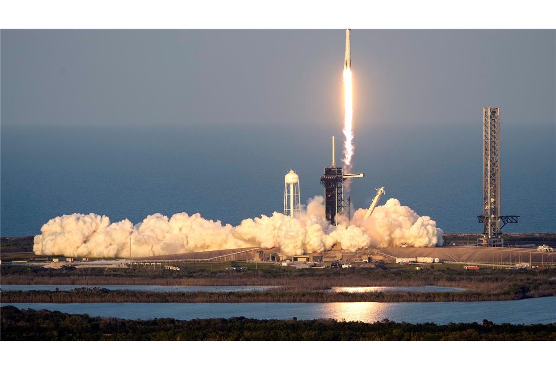 Rückkehr-Mission für gestrandete Astronauten erreicht ISS Start einer SpaceX Falcon 9-Rakete mit einer vierköpfigen Besatzung an Bord des Crew Dragon-Raumschiffs.