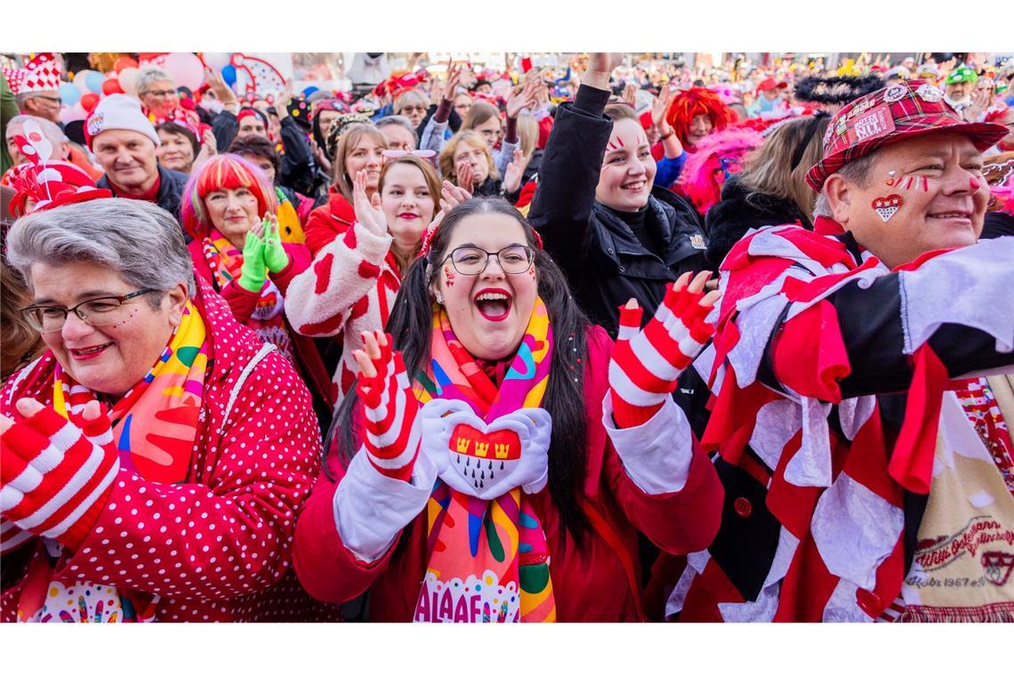 Start in die fünfte Jahreszeit: Jecken feiern auf dem Heumarkt in Köln