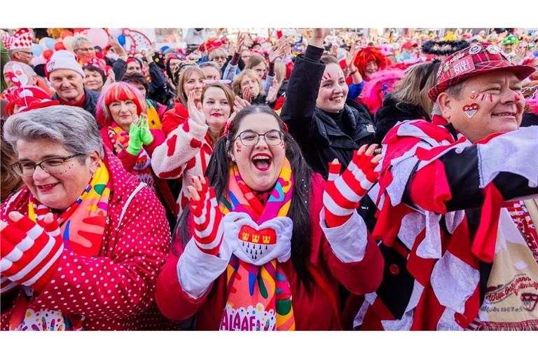 Start in die fünfte Jahreszeit: Jecken feiern auf dem Heumarkt in Köln